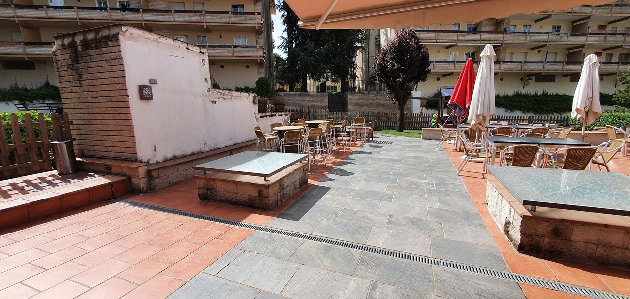 La terraza al atardecer, con las mesas y las sombrillas
